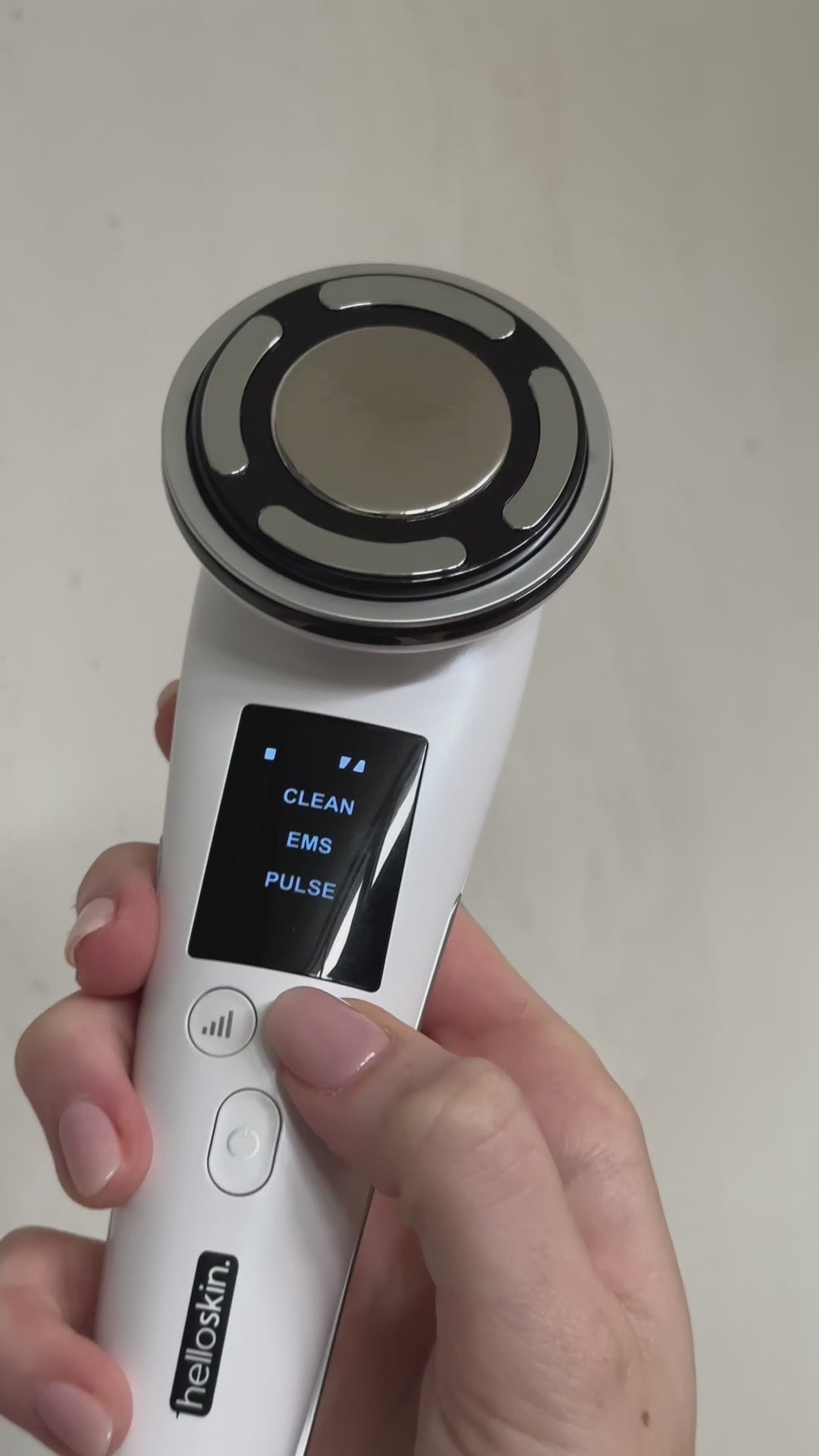 Load video: Helloskin Hot/Cold LED Light Therapy Handset v3.0(The Latest Technology in LED Therapy)